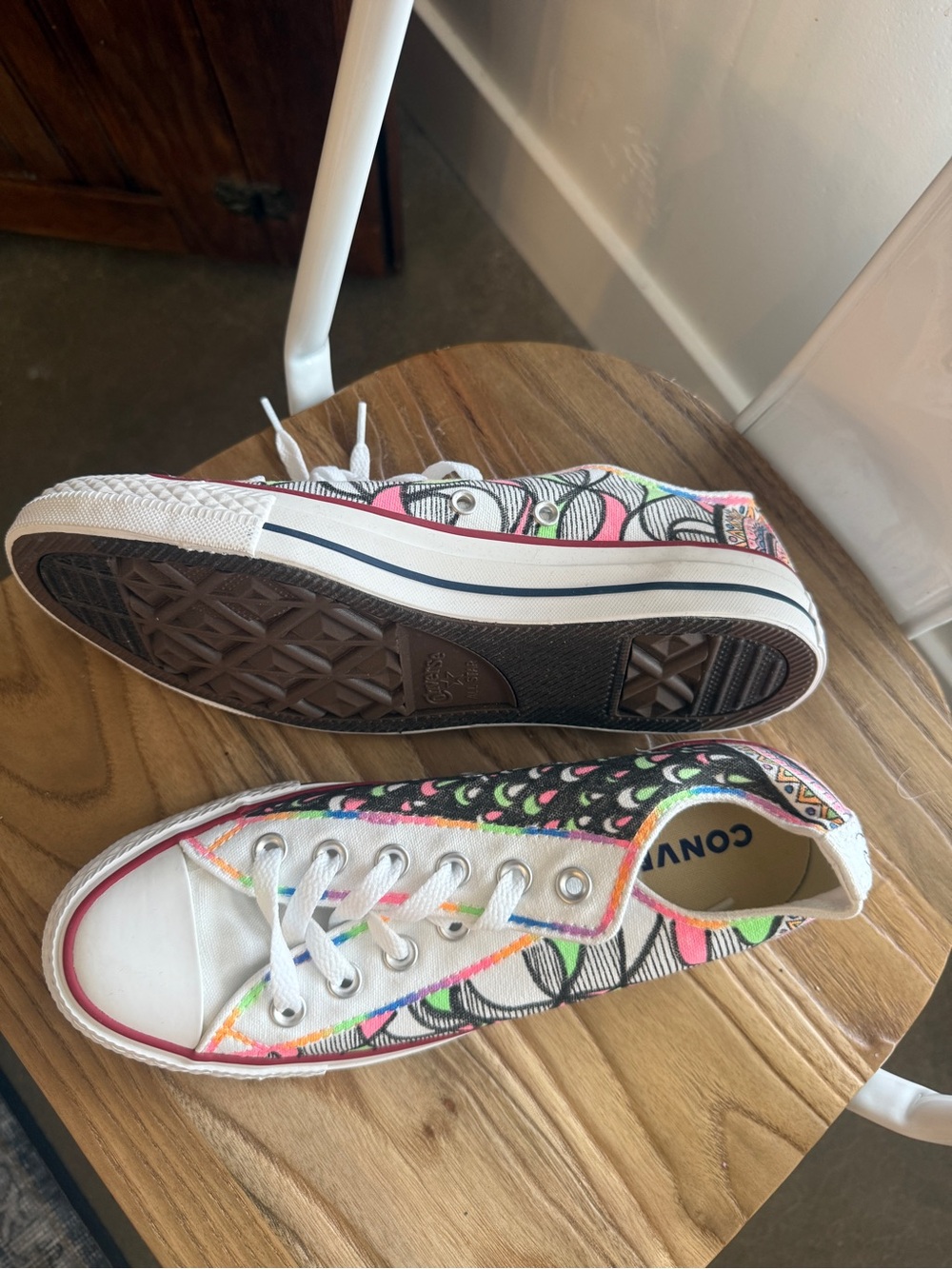Brand new never worn One of a kind Converse colorful creation DIY size 8 - Picture 4 of 7